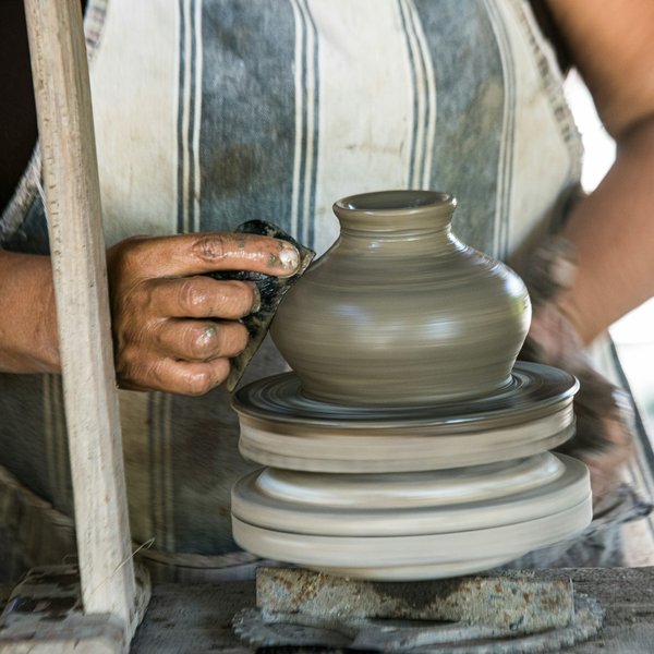 Où apprendre la poterie traditionnelle dans les villages berbères au Maroc?